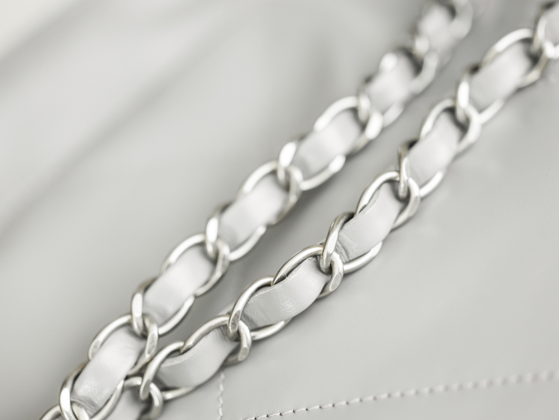 Chanel 22 Medium Bag Snowy - chanel 22 mini dupe detail 5