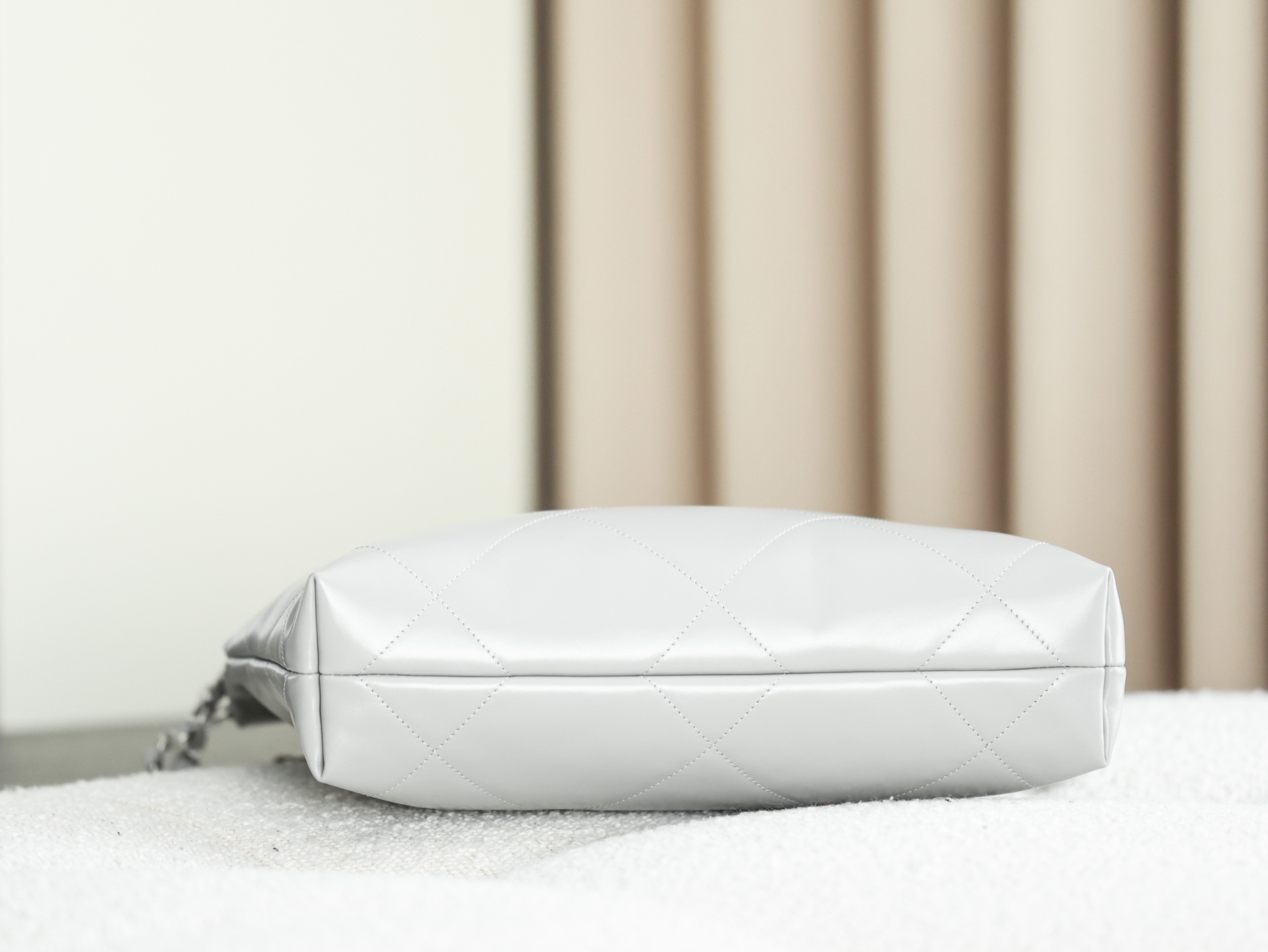 Chanel 22 Medium Bag Snowy - chanel 22 mini dupe detail 6