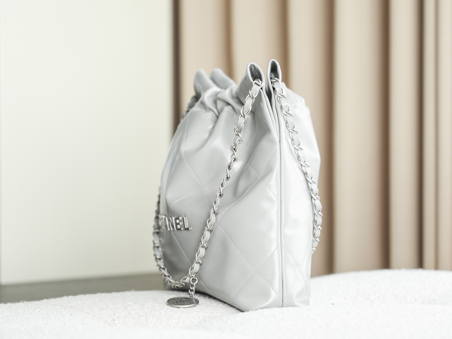 Chanel 22 Medium Bag Snowy - chanel 22 mini dupe detail 8