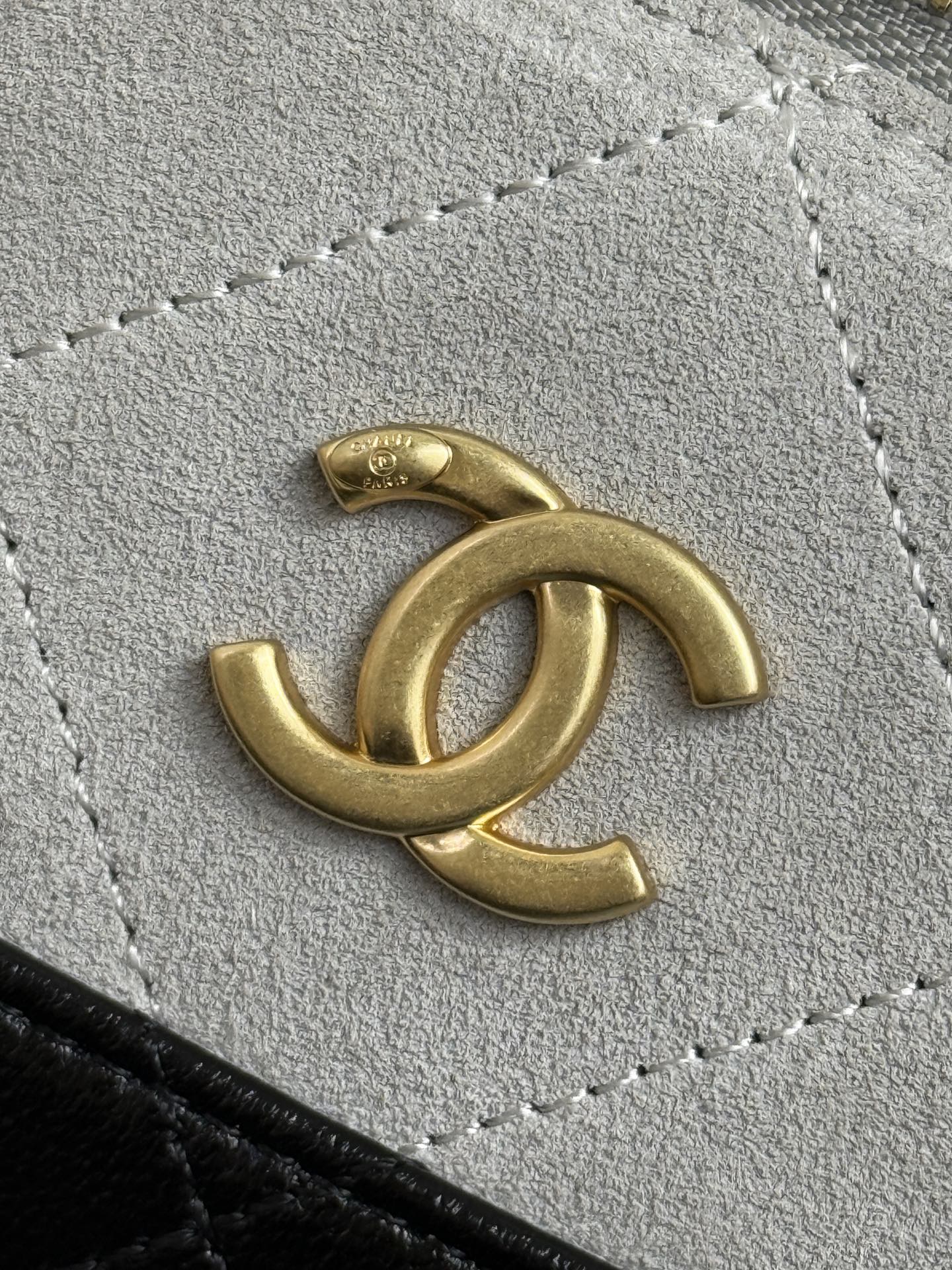 71952_grey-suede_3 Chanel 26S Vanity with Chain Grey Suede - chanel suede vanity replica detail 2