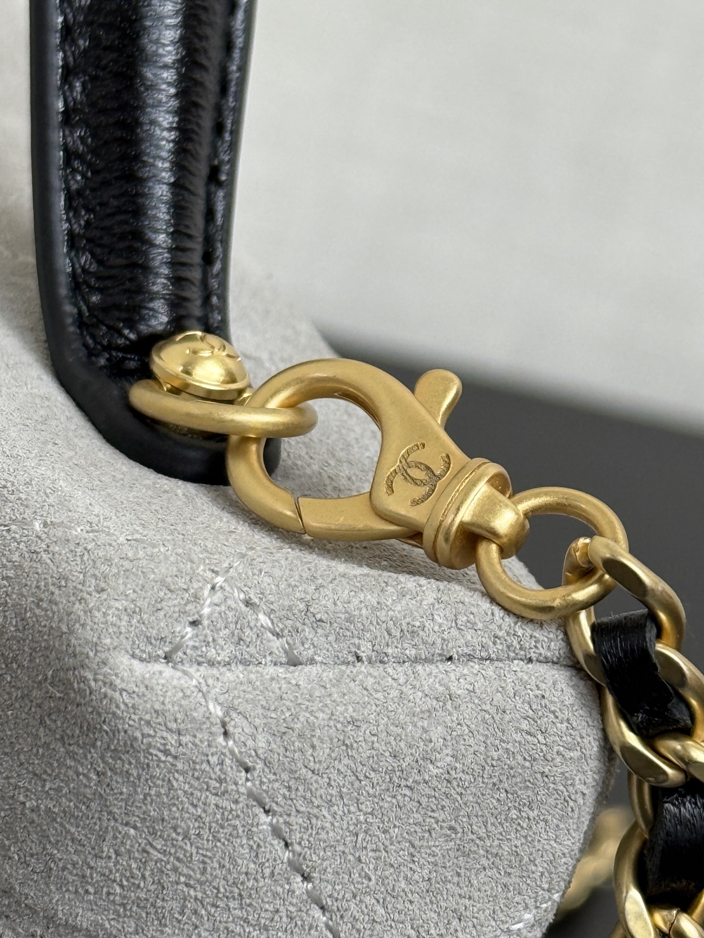 71952_grey-suede_5 Chanel 26S Vanity with Chain Grey Suede - chanel suede vanity replica detail 4