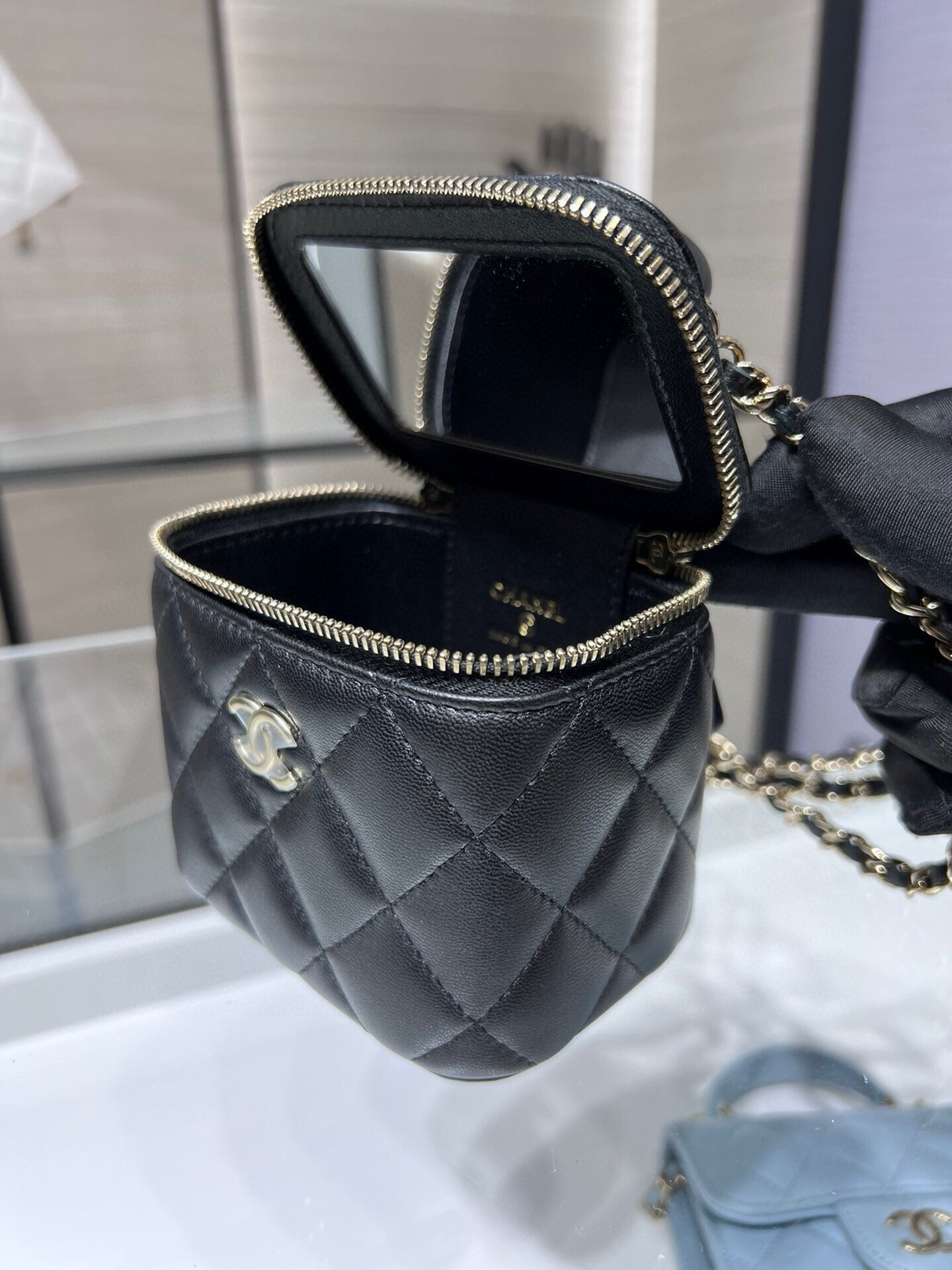 72026_black_5 Chanel Mini Vanity Black - chanel vanity dupe detail 4
