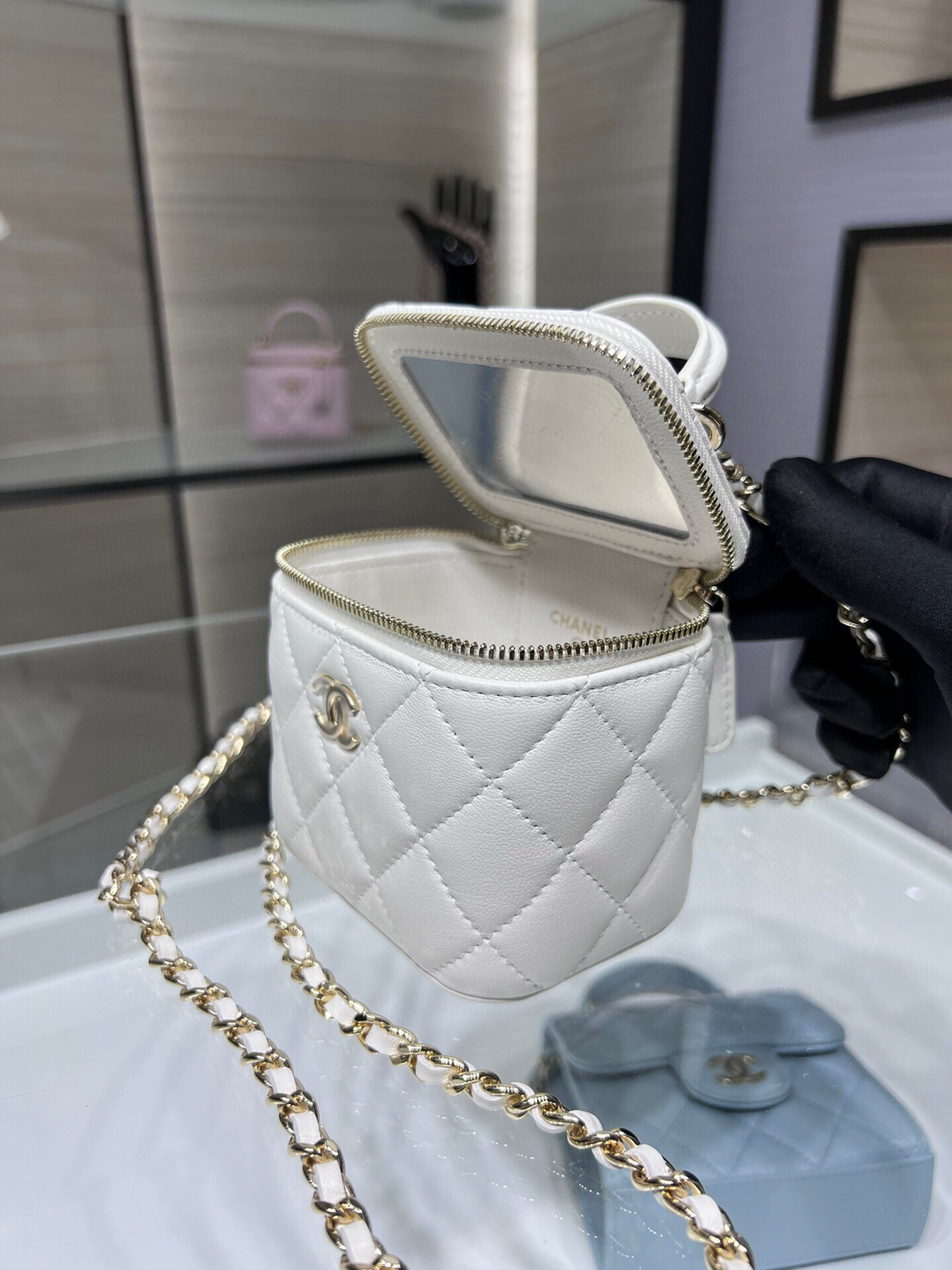 72030_white_5 Chanel Mini Vanity White - chanel vanity with chain dupe detail 4