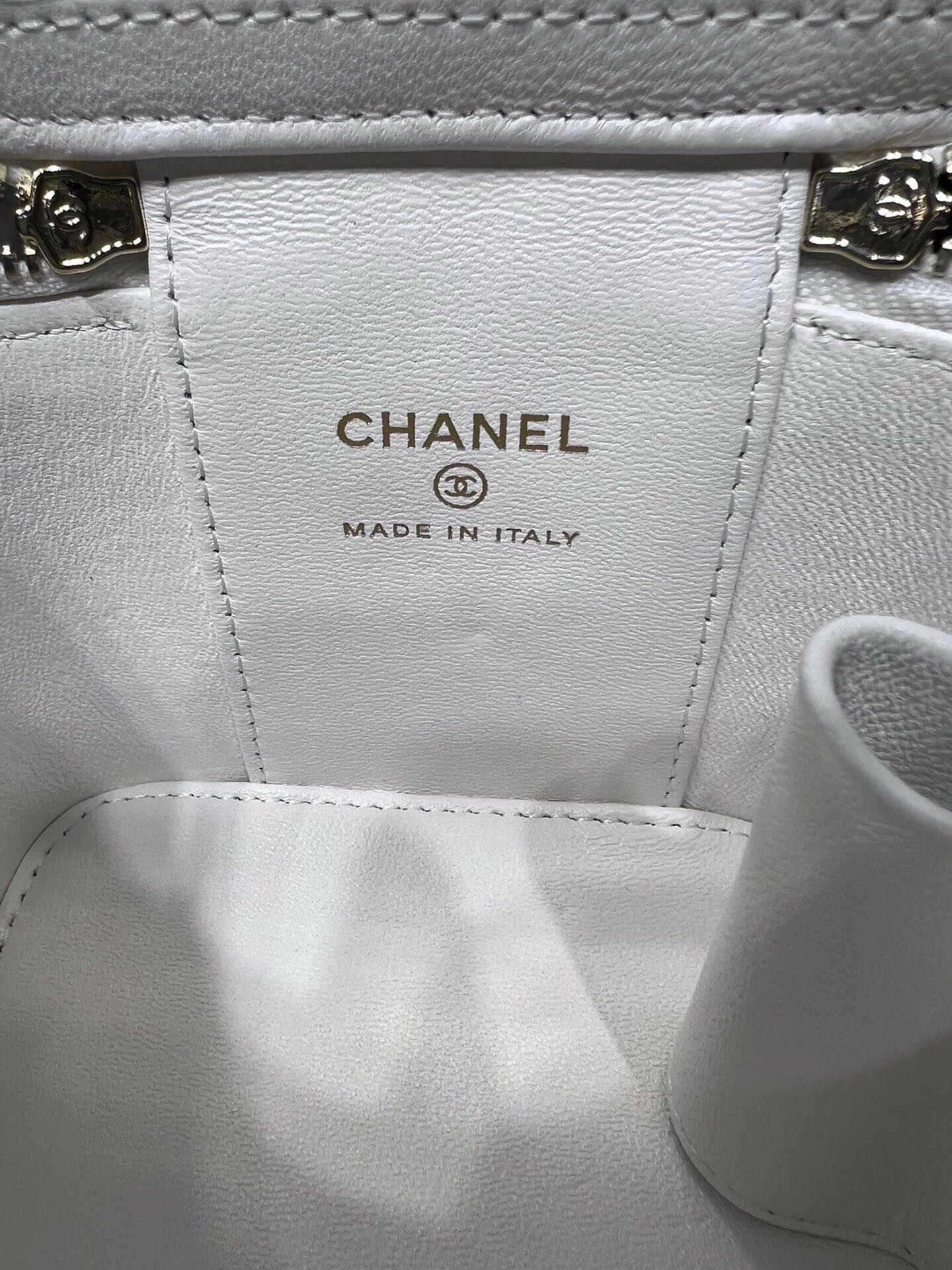 72030_white_6 Chanel Mini Vanity White - chanel vanity with chain dupe detail 5