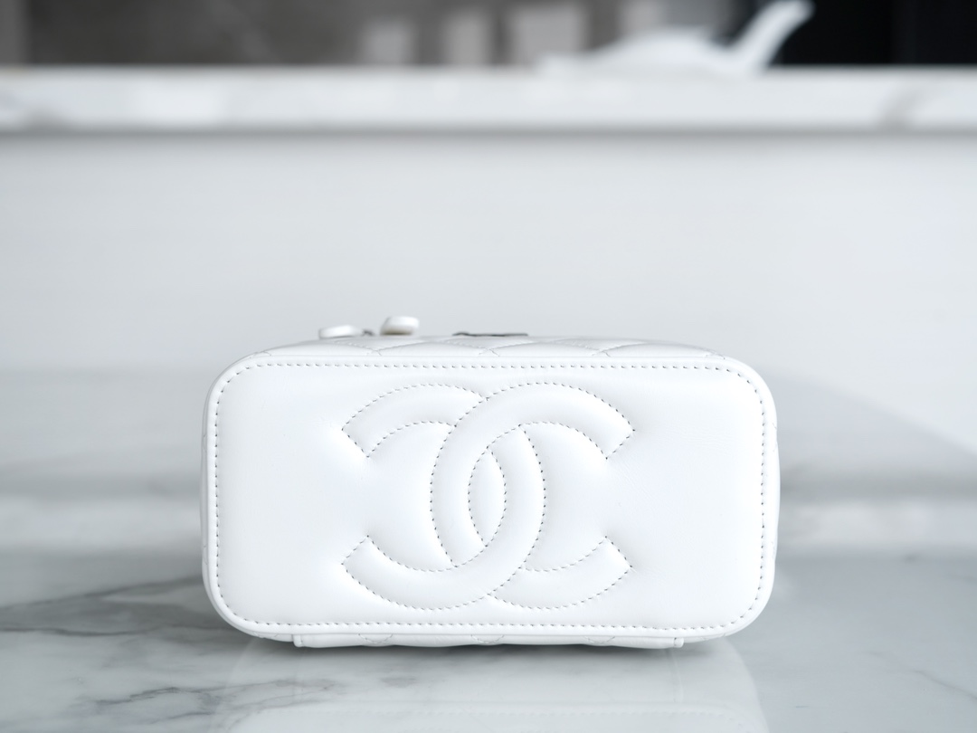 72070_white_5 Chanel Vanity Metal Top Handle White - chanel metal handle vanity replica detail 4