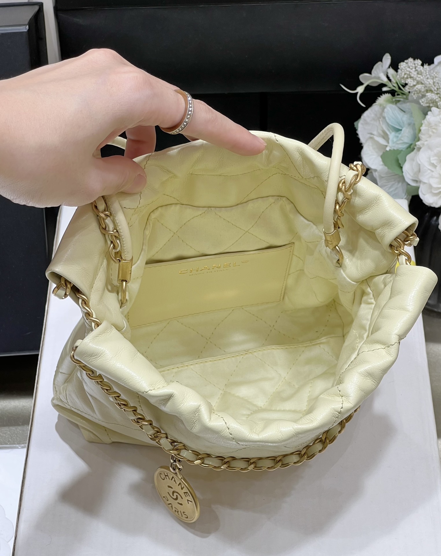 72154_light-yellow_6 Chanel 22 Mini Bag Light Yellow - chanel 22 mini light-yellow dupe detail 5