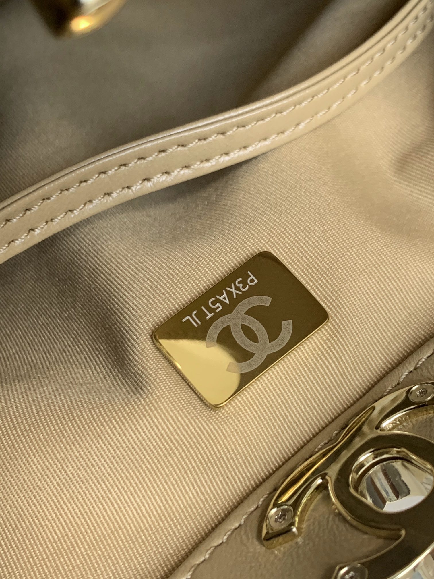 beuge Chanel 24S 31 Mini Tote Bag Beige - chanel mini tote beige dupe detail 2