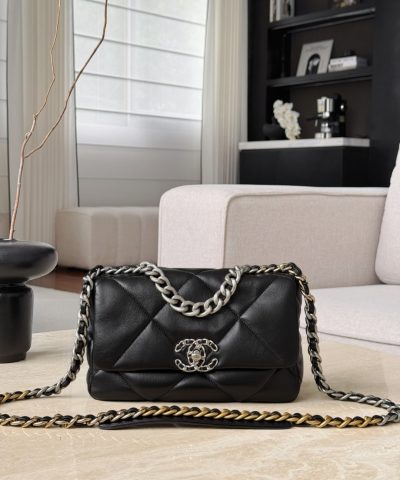 Kabelka s klopou Chanel 19 černá