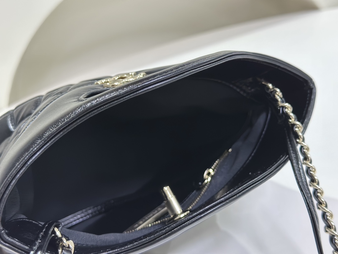 Chanel 31 Mini Tote Black 4