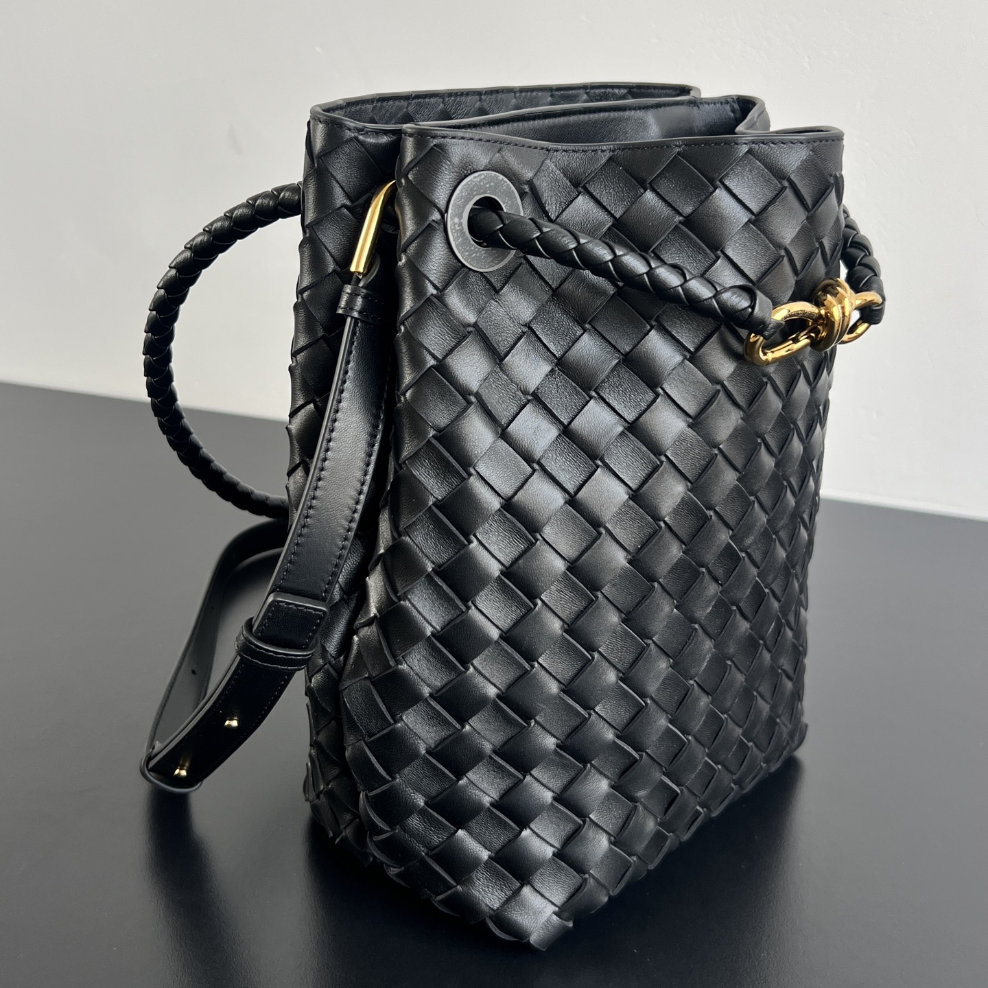 bottega-veneta-andiamo-bucket-black-2 Bottega Veneta Andiamo Bucket Replica Black - View 3 | Intrecciato Detail