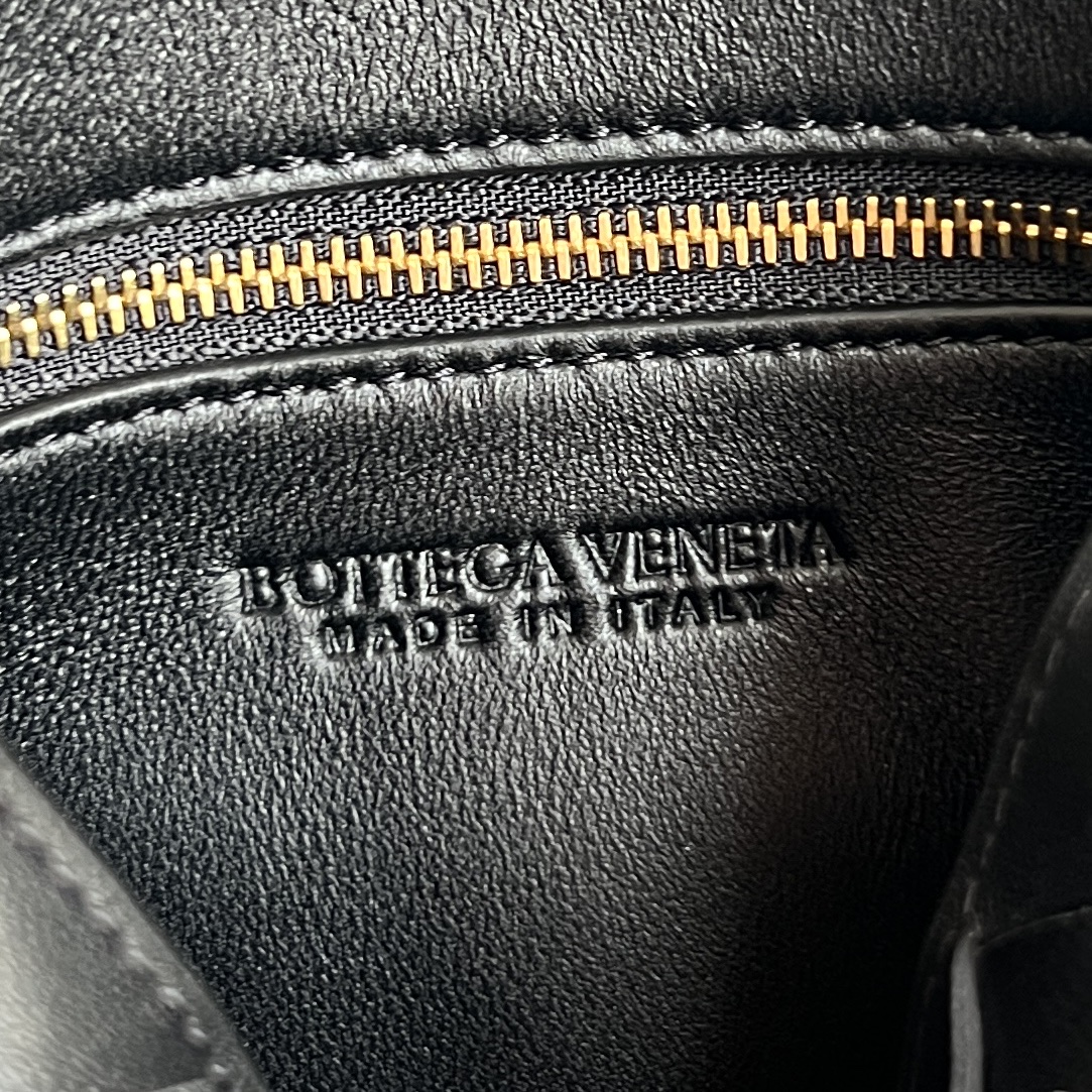 bottega-veneta-andiamo-bucket-black-3 Bottega Veneta Andiamo Bucket Replica Black - View 4 | Intrecciato Detail