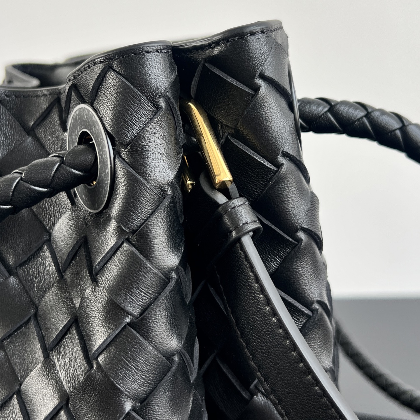 bottega-veneta-andiamo-bucket-black-4 Bottega Veneta Andiamo Bucket Replica Black - View 5 | Intrecciato Detail