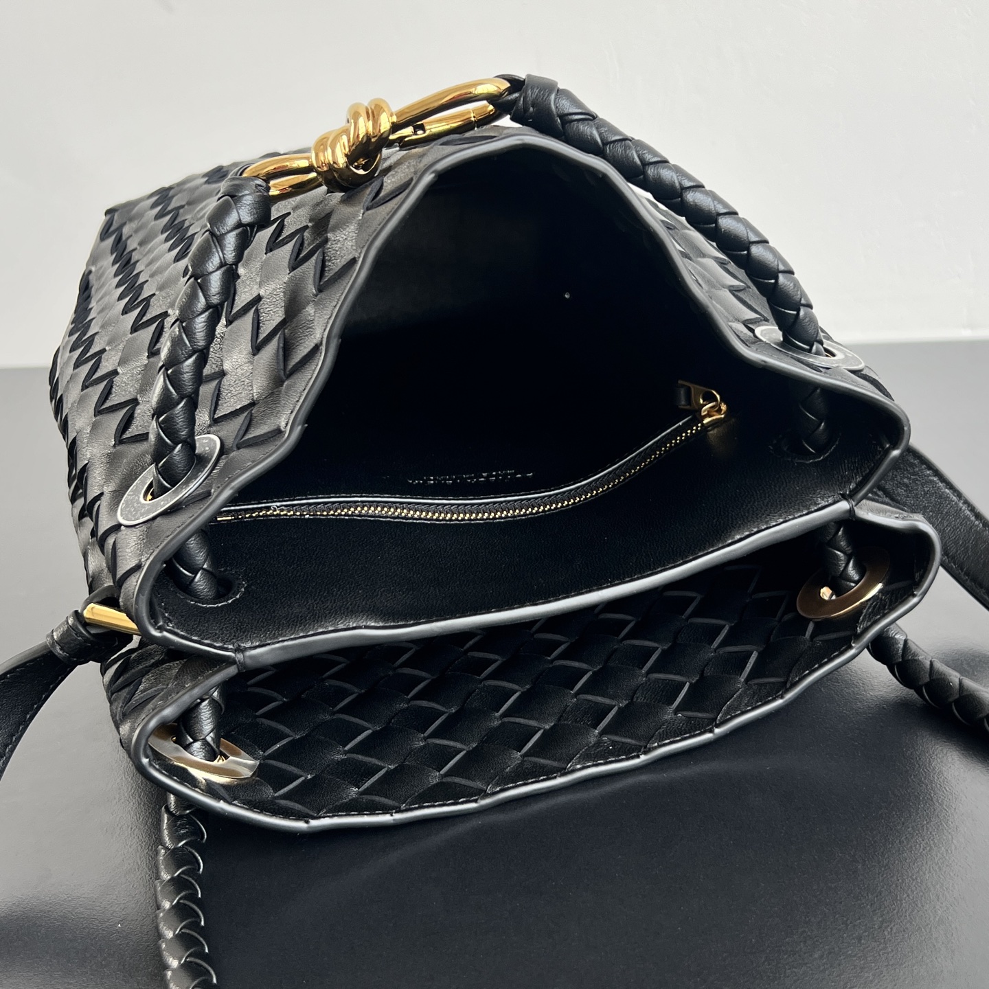 bottega-veneta-andiamo-bucket-black-7 Bottega Veneta Andiamo Bucket Replica Black - View 8 | Intrecciato Detail