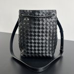 bottega-veneta-andiamo-bucket-black-8 Bottega Veneta Andiamo Bucket Replica Black - View 9 | Intrecciato Detail