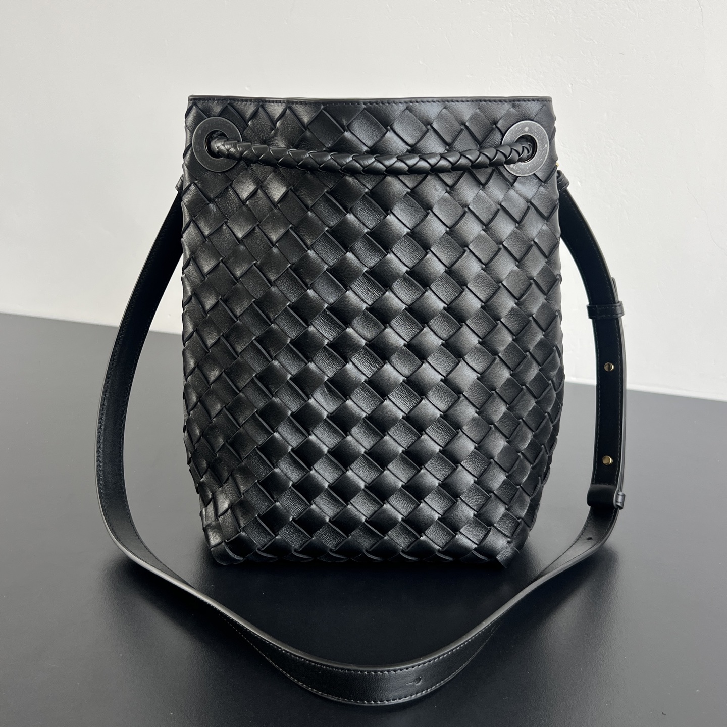 bottega-veneta-andiamo-bucket-black-8 Bottega Veneta Andiamo Bucket Replica Black - View 9 | Intrecciato Detail