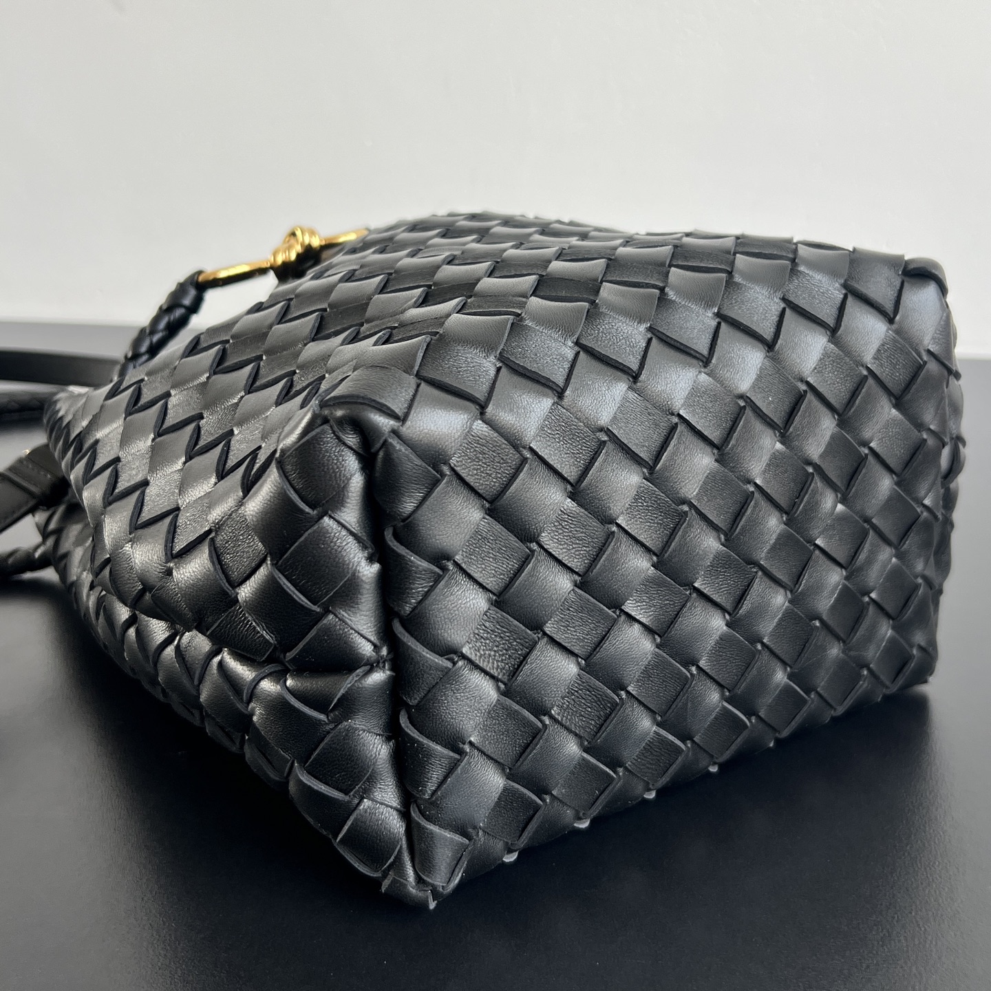 bottega-veneta-andiamo-bucket-black-9 Bottega Veneta Andiamo Bucket Replica Black - View 10 | Intrecciato Detail