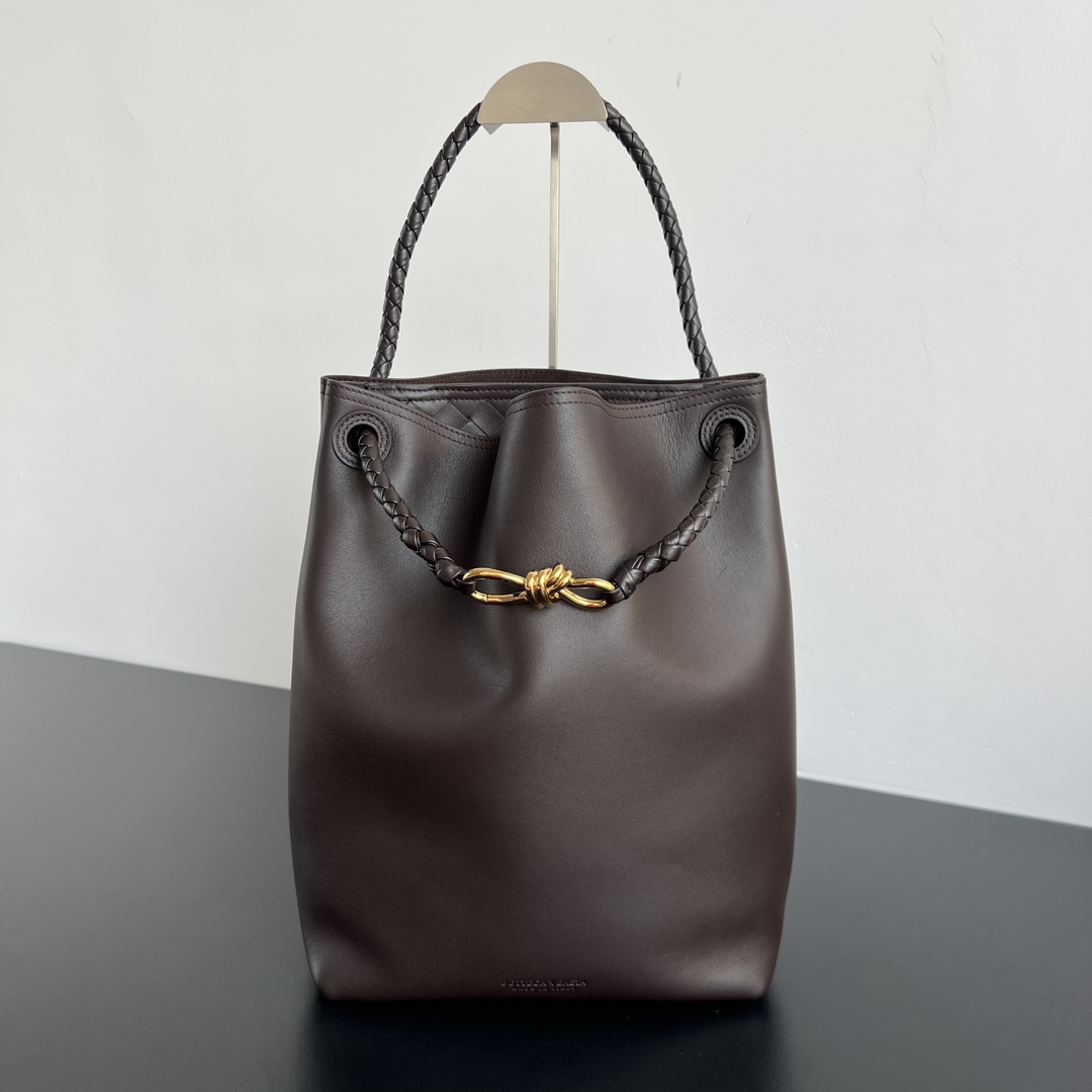 bottega-veneta-andiamo-bucket-espresso-1 Bottega Veneta Andiamo Bucket Replica Espresso - View 2 | Intrecciato Detail