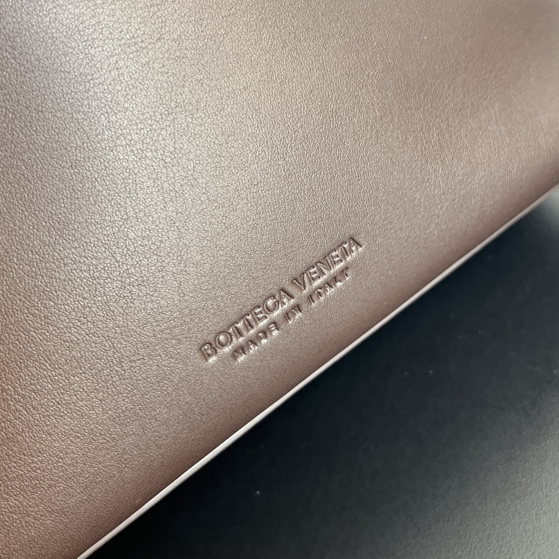 bottega-veneta-andiamo-bucket-espresso-2 Bottega Veneta Andiamo Bucket Replica Espresso - View 3 | Intrecciato Detail