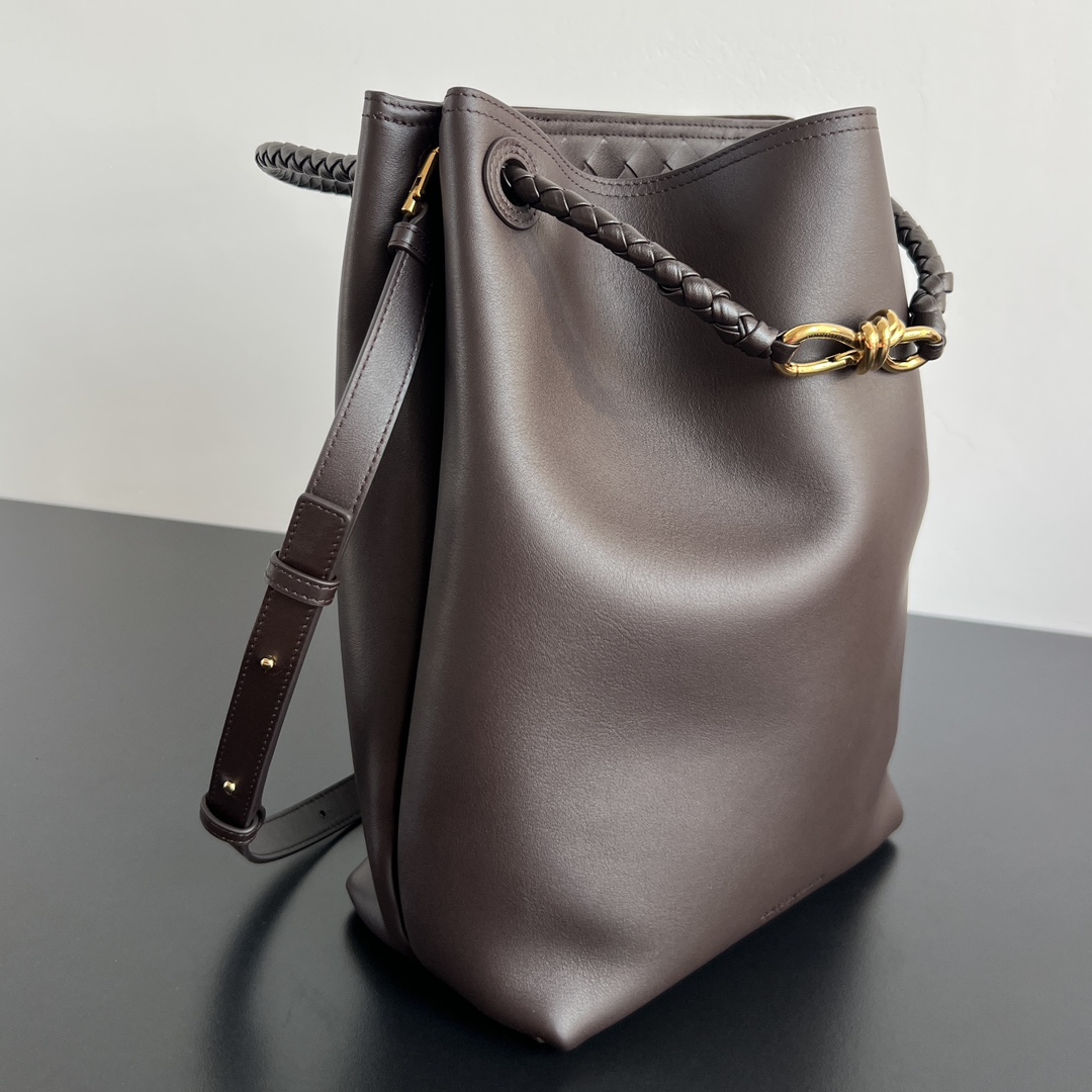bottega-veneta-andiamo-bucket-espresso-3 Bottega Veneta Andiamo Bucket Replica Espresso - View 4 | Intrecciato Detail
