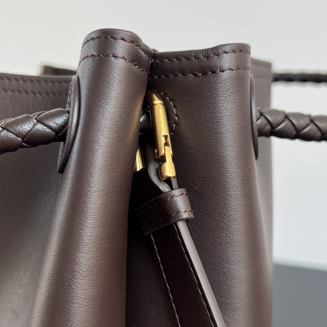 bottega-veneta-andiamo-bucket-espresso-4 Bottega Veneta Andiamo Bucket Replica Espresso - View 5 | Intrecciato Detail