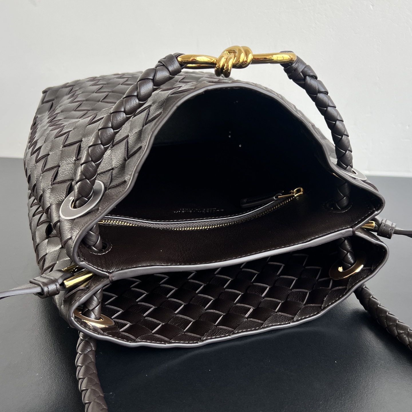 bottega-veneta-andiamo-bucket-fondant-5