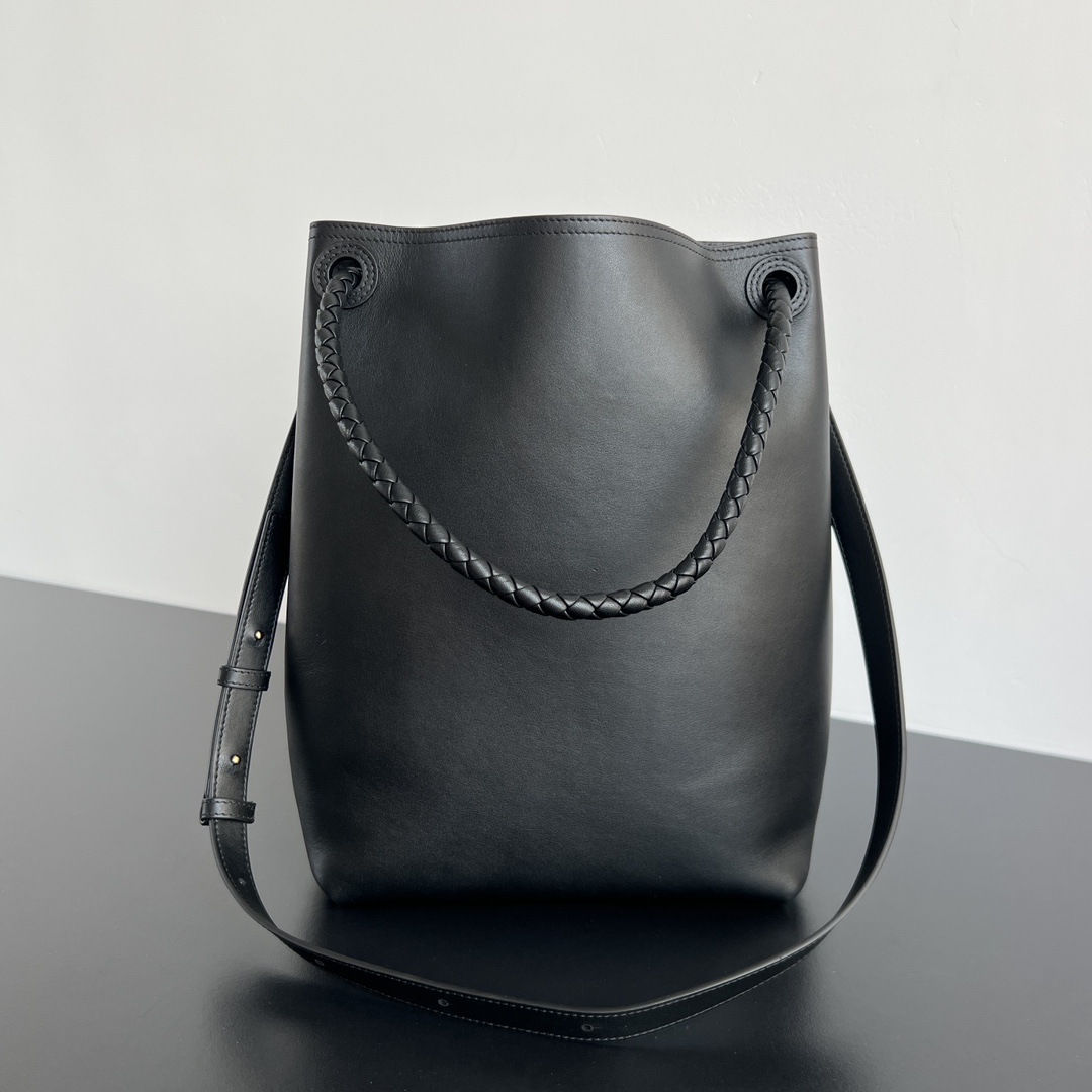 bottega-veneta-andiamo-bucket-full-black-3 Bottega Veneta Andiamo Bucket Replica Full Black - View 4 | Intrecciato Detail