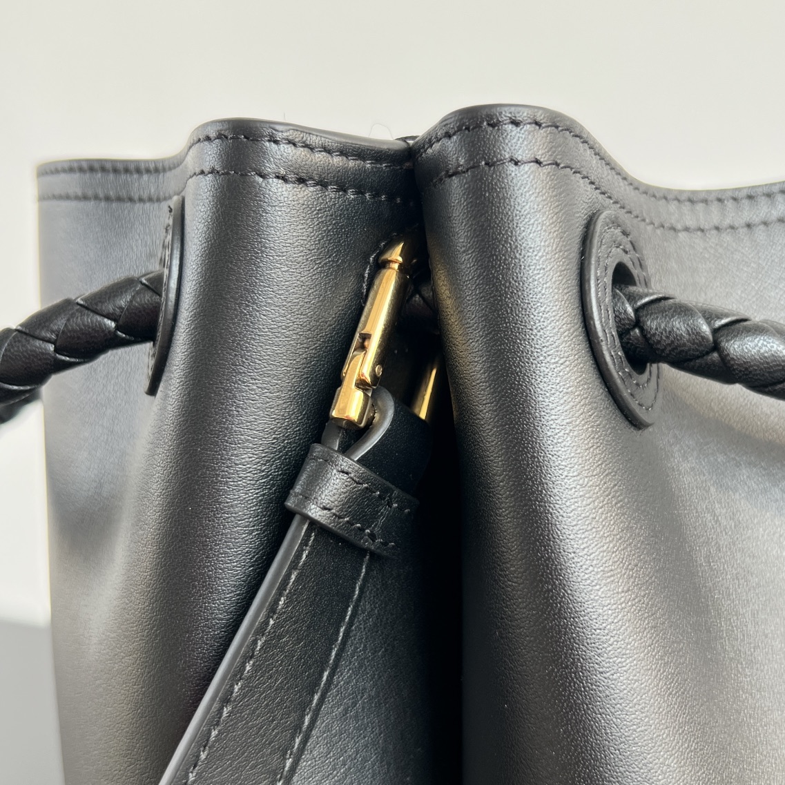 bottega-veneta-andiamo-bucket-full-black-6 Bottega Veneta Andiamo Bucket Replica Full Black - View 7 | Intrecciato Detail