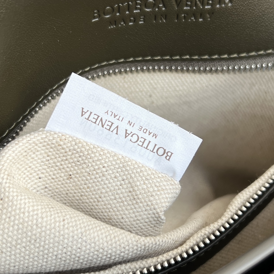 bottega-veneta-andiamo-messenger-cypress-2 Bottega Veneta Andiamo Messenger Replica Cypress - View 3 | Intrecciato Detail