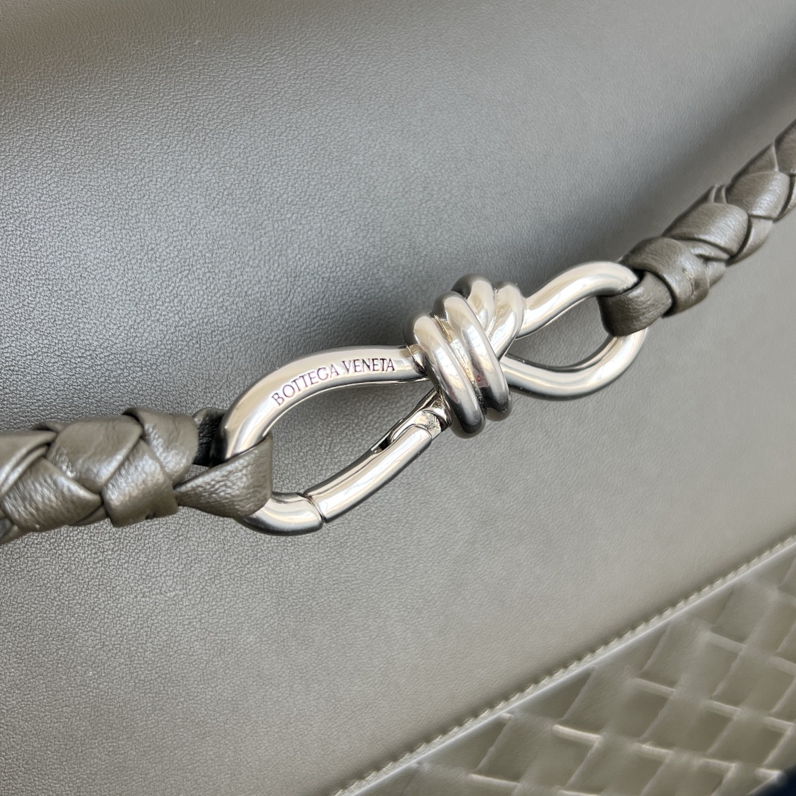 bottega-veneta-andiamo-messenger-cypress-3 Bottega Veneta Andiamo Messenger Replica Cypress - View 4 | Intrecciato Detail