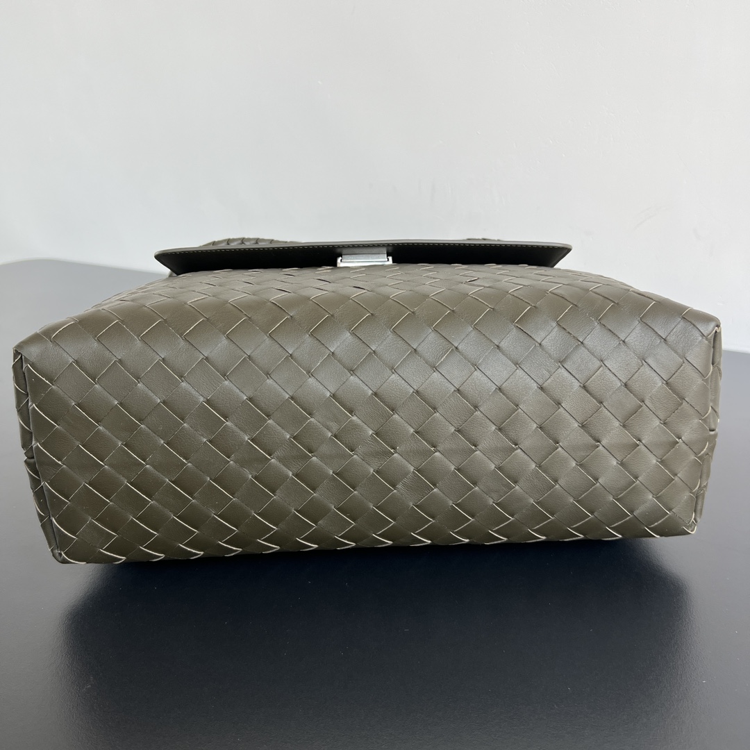 bottega-veneta-andiamo-messenger-cypress-6 Bottega Veneta Andiamo Messenger Replica Cypress - View 7 | Intrecciato Detail