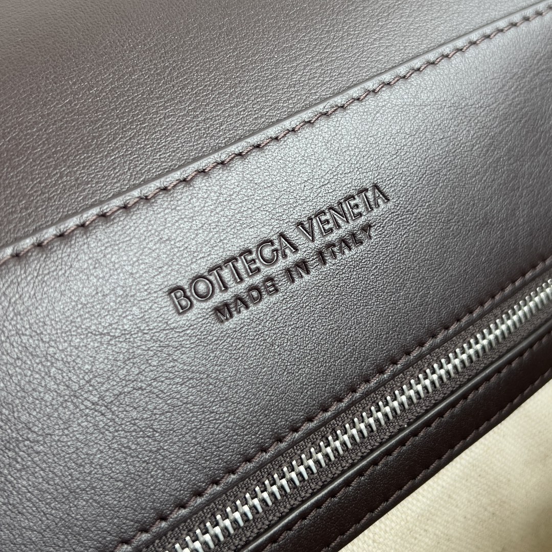 bottega-veneta-andiamo-messenger-fondant-4 Bottega Veneta Andiamo Messenger Replica Fondant - View 5 | Intrecciato Detail