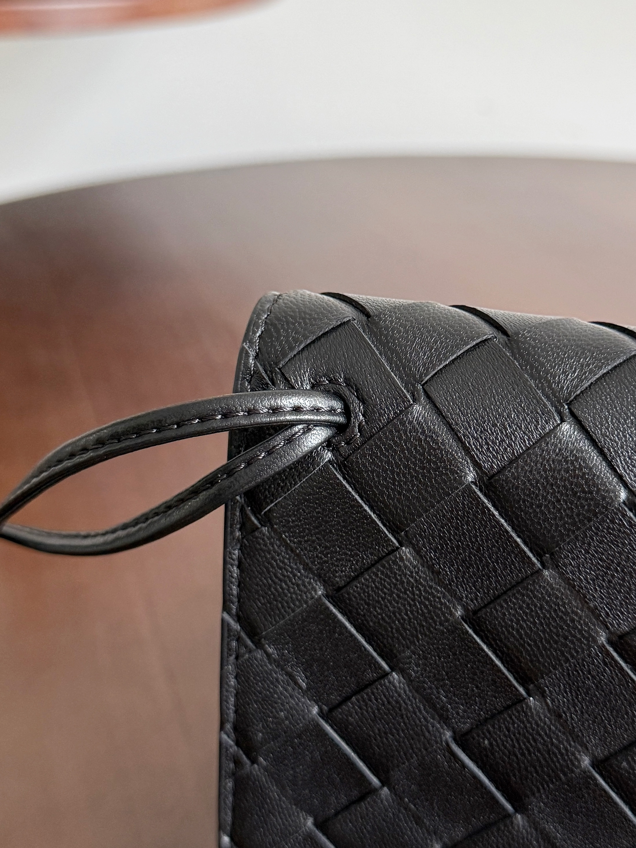bottega-veneta-andiamo-pouch-black-2 Bottega Veneta Andiamo Pouch Replica Black - View 3 | Intrecciato Detail
