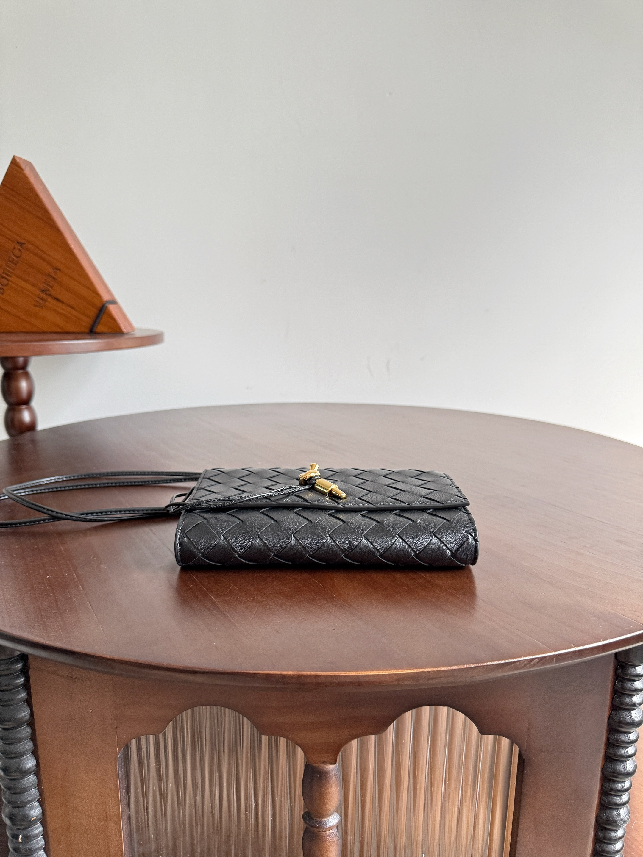 bottega-veneta-andiamo-pouch-black-3 Bottega Veneta Andiamo Pouch Replica Black - View 4 | Intrecciato Detail
