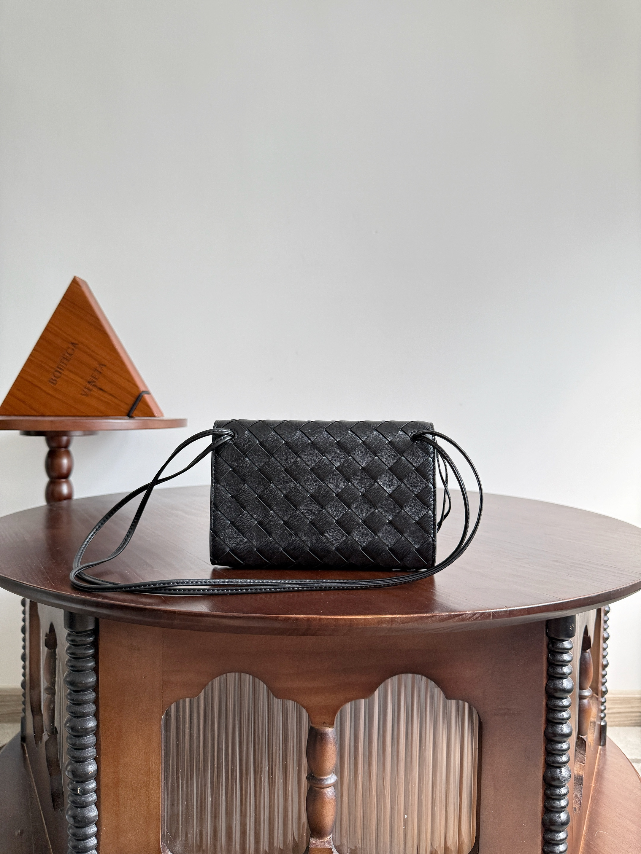bottega-veneta-andiamo-pouch-black-4 Bottega Veneta Andiamo Pouch Replica Black - View 5 | Intrecciato Detail
