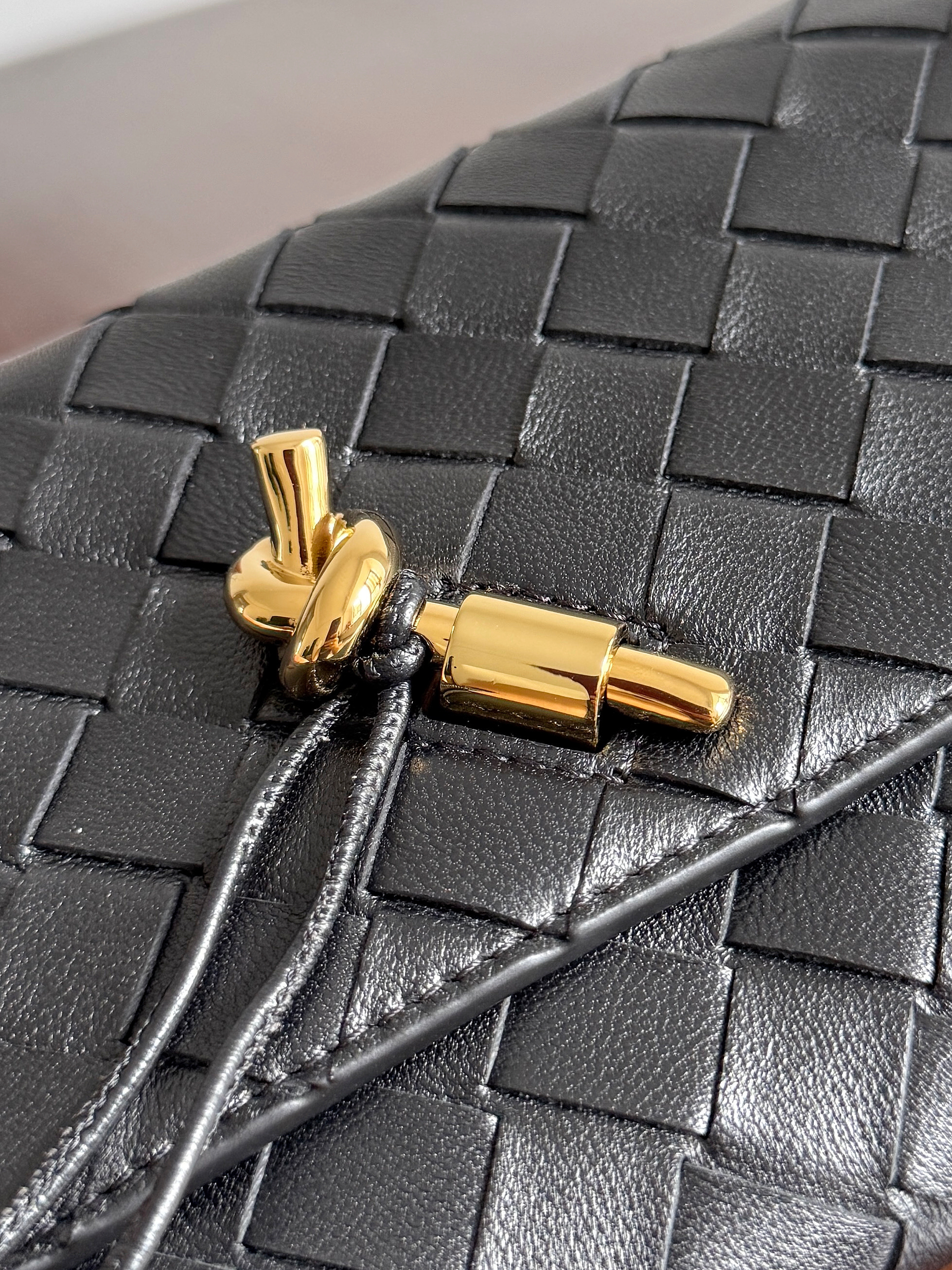 bottega-veneta-andiamo-pouch-black-6 Bottega Veneta Andiamo Pouch Replica Black - View 7 | Intrecciato Detail