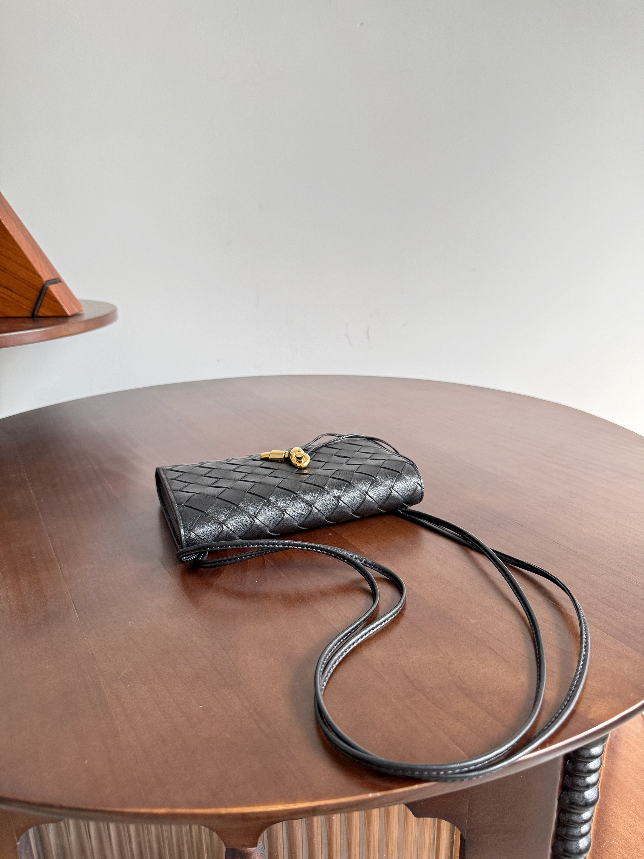 bottega-veneta-andiamo-pouch-black-8 Bottega Veneta Andiamo Pouch Replica Black - View 9 | Intrecciato Detail