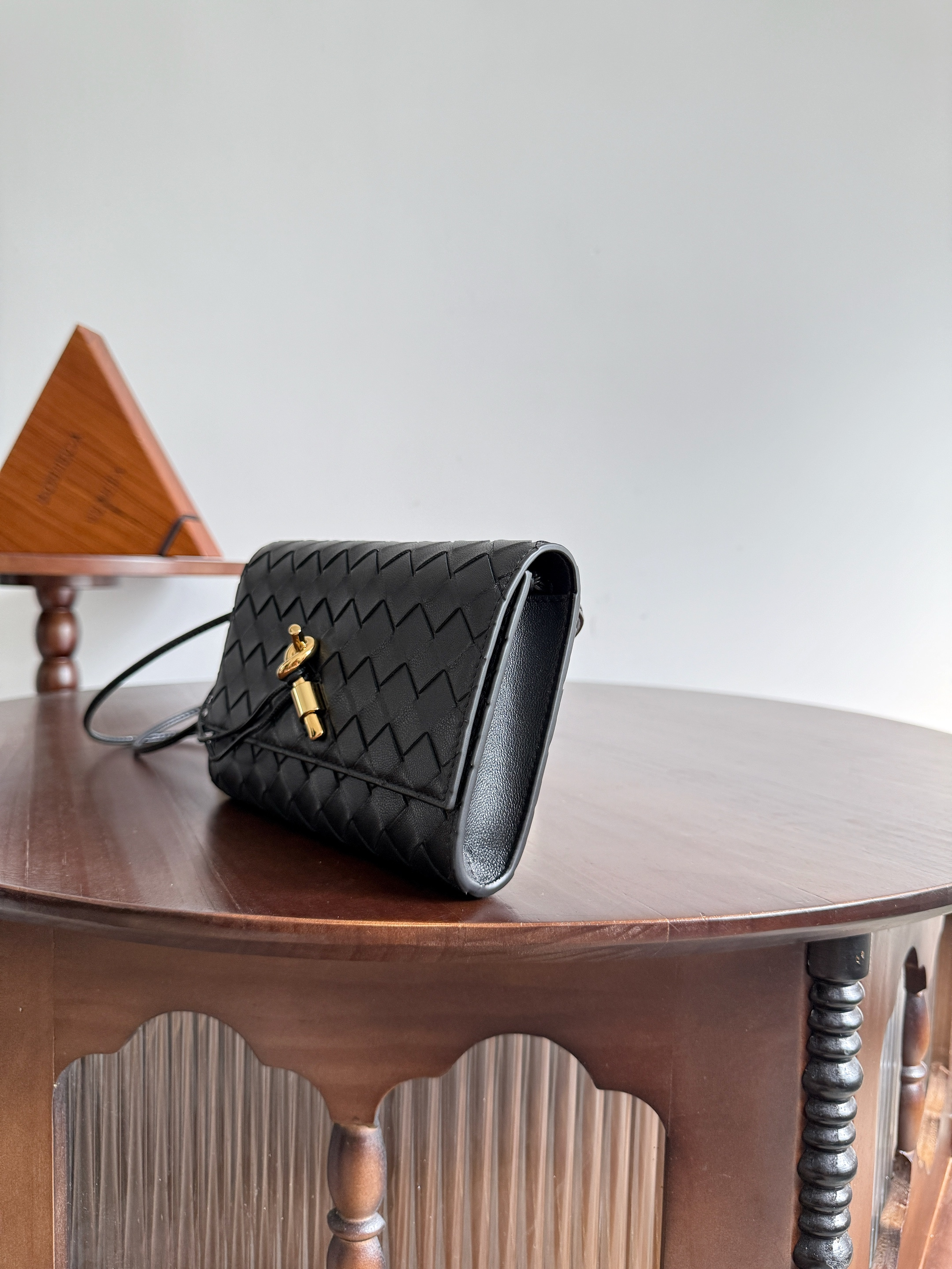bottega-veneta-andiamo-pouch-black-9 Bottega Veneta Andiamo Pouch Replica Black - View 10 | Intrecciato Detail