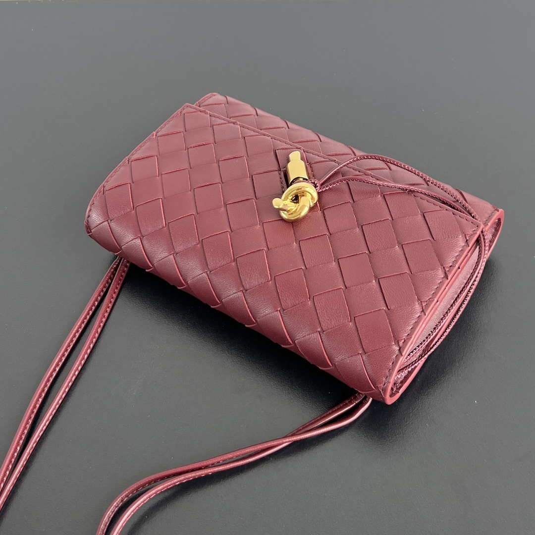 bottega-veneta-andiamo-pouch-deep-mahogany-2 Bottega Veneta Andiamo Pouch Replica Deep Mahogany - View 3 | Intrecciato Detail