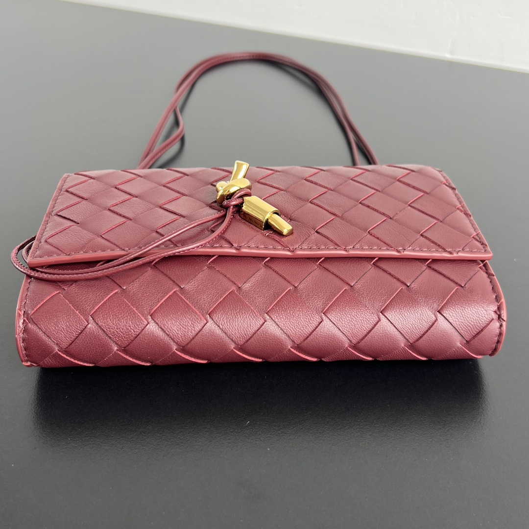bottega-veneta-andiamo-pouch-deep-mahogany-3 Bottega Veneta Andiamo Pouch Replica Deep Mahogany - View 4 | Intrecciato Detail