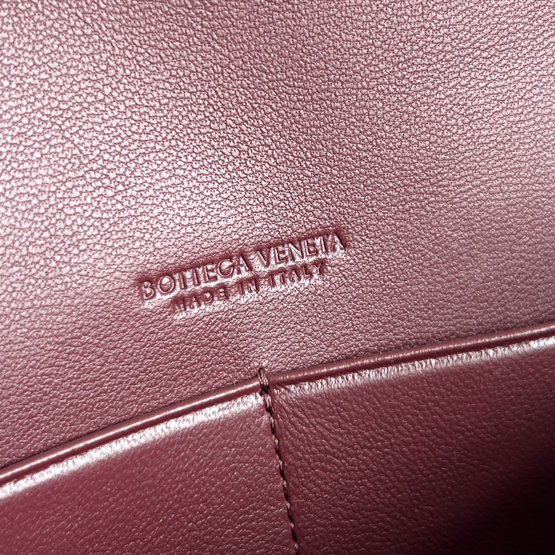 bottega-veneta-andiamo-pouch-deep-mahogany-6 Bottega Veneta Andiamo Pouch Replica Deep Mahogany - View 7 | Intrecciato Detail