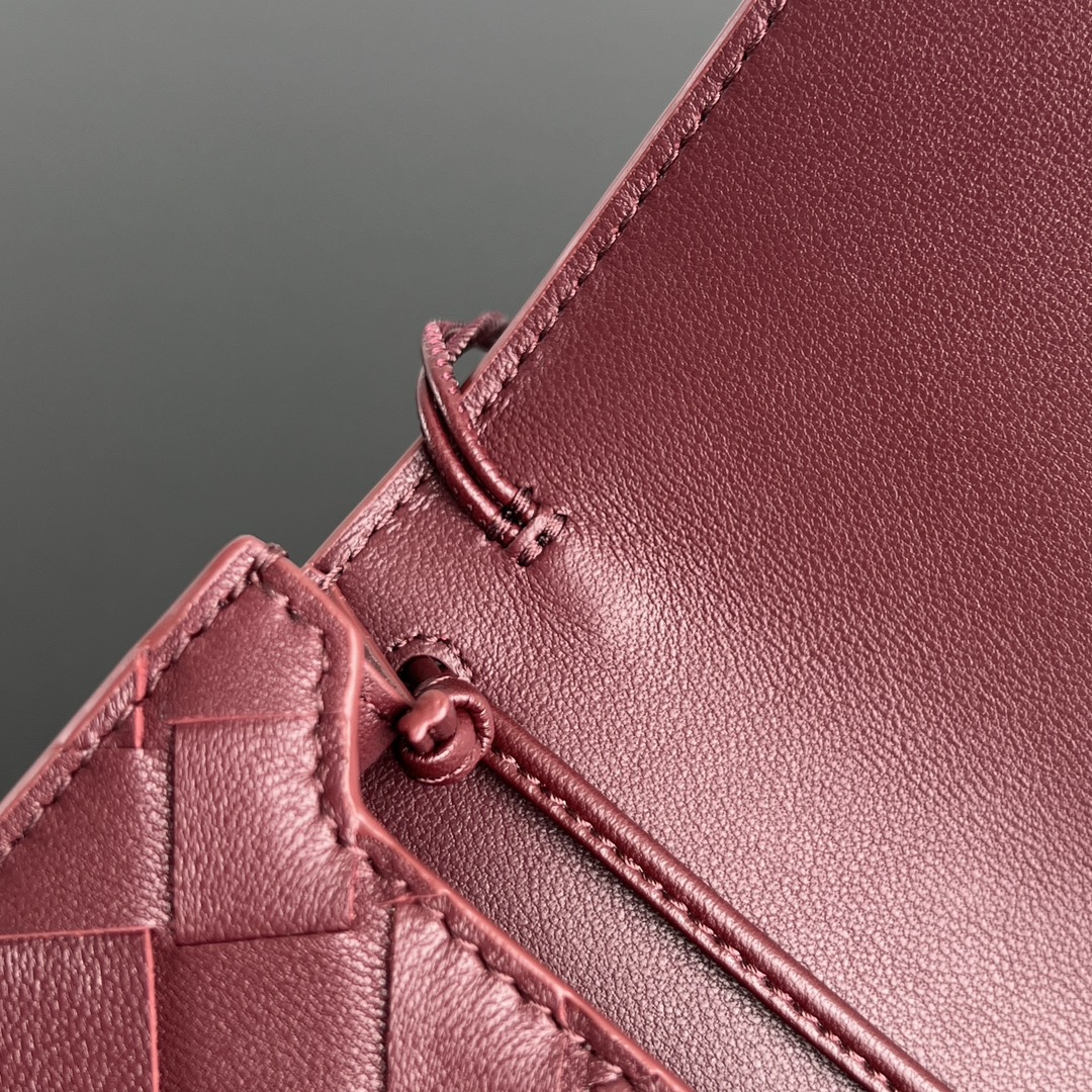 bottega-veneta-andiamo-pouch-deep-mahogany-7 Bottega Veneta Andiamo Pouch Replica Deep Mahogany - View 8 | Intrecciato Detail