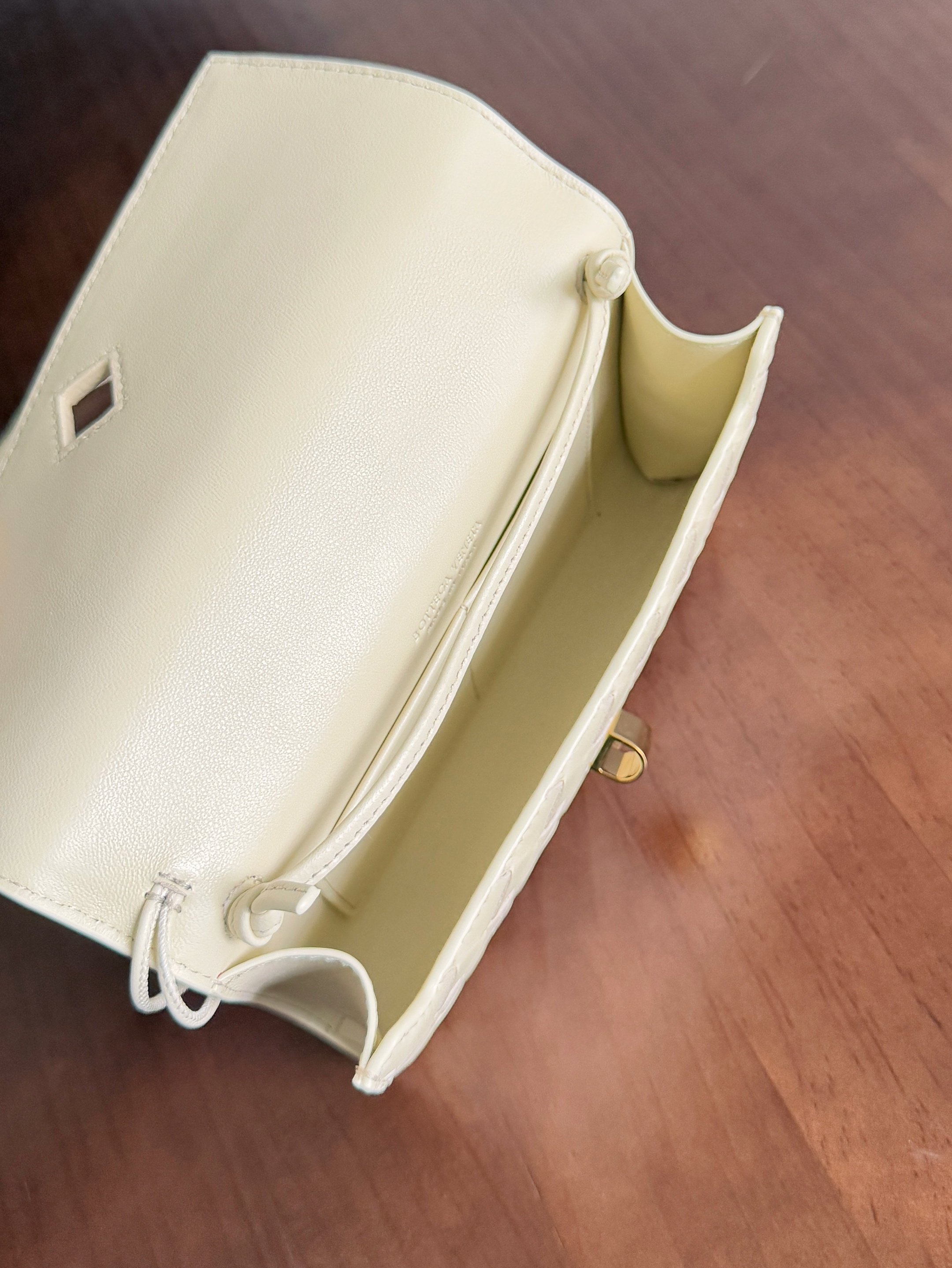 bottega-veneta-andiamo-pouch-ecru-7 Bottega Veneta Andiamo Pouch Replica Ecru - View 8 | Intrecciato Detail