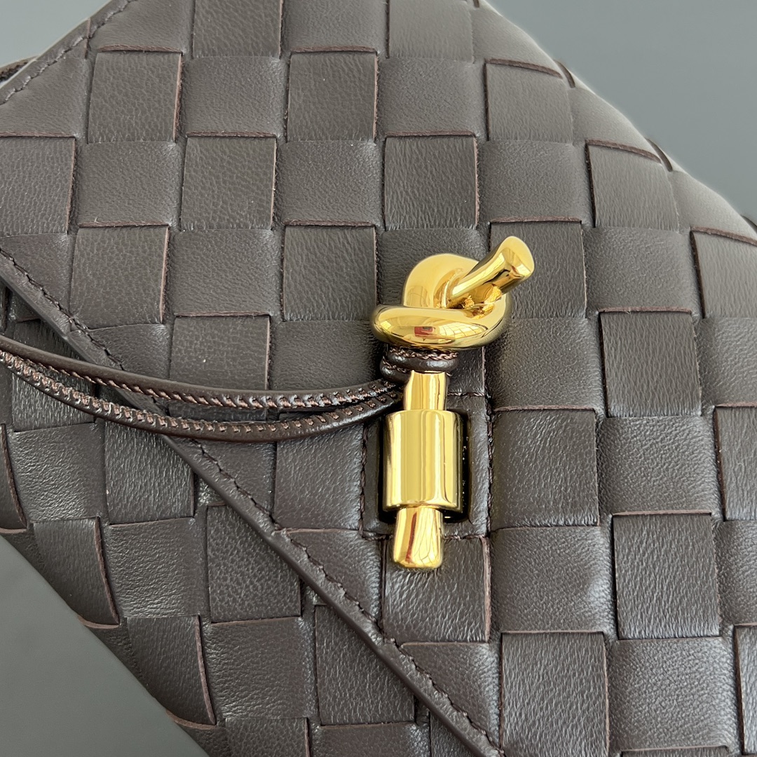 bottega-veneta-andiamo-pouch-fondant-9 Bottega Veneta Andiamo Pouch Replica Fondant - View 10 | Intrecciato Detail