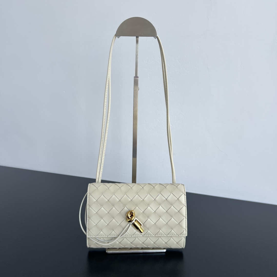 bottega-veneta-andiamo-pouch-sea-salt-1 Bottega Veneta Andiamo Pouch Replica Sea Salt - View 2 | Intrecciato Detail