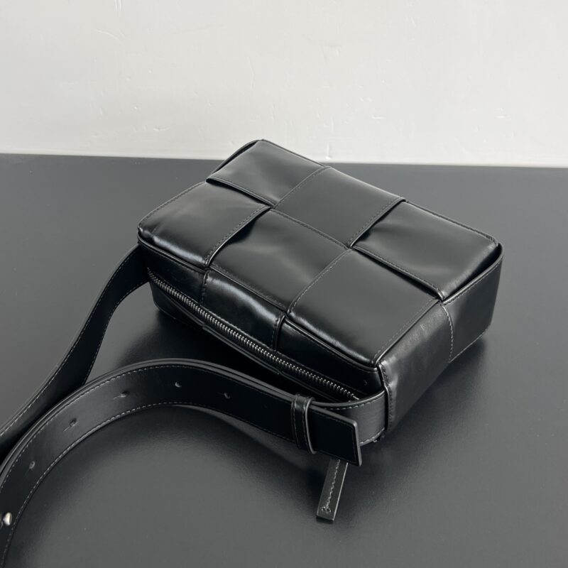 bottega veneta arco camera bag 4 Bottega Veneta Arco Camera Bag - detail