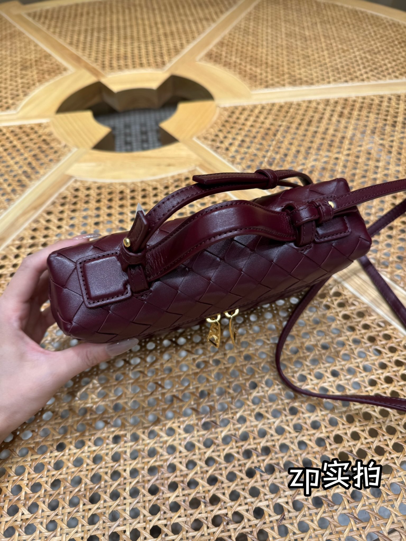 bottega-veneta-bang-bang-barolo-6 Bottega Veneta Bang Bang Replica Barolo - View 7 | Intrecciato Detail