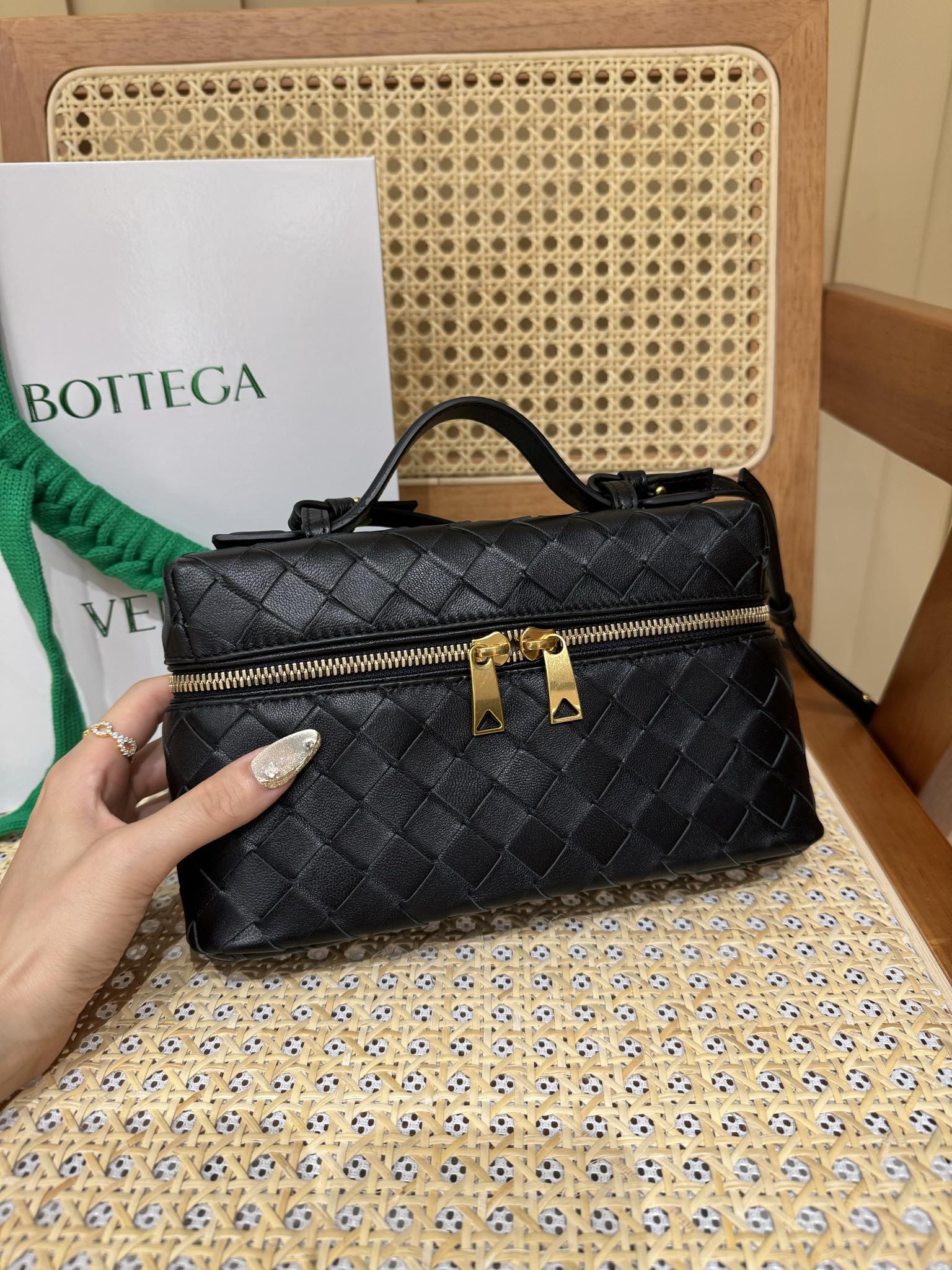 bottega-veneta-bang-bang-black-1 Bottega Veneta Bang Bang Replica Black - View 2 | Intrecciato Detail