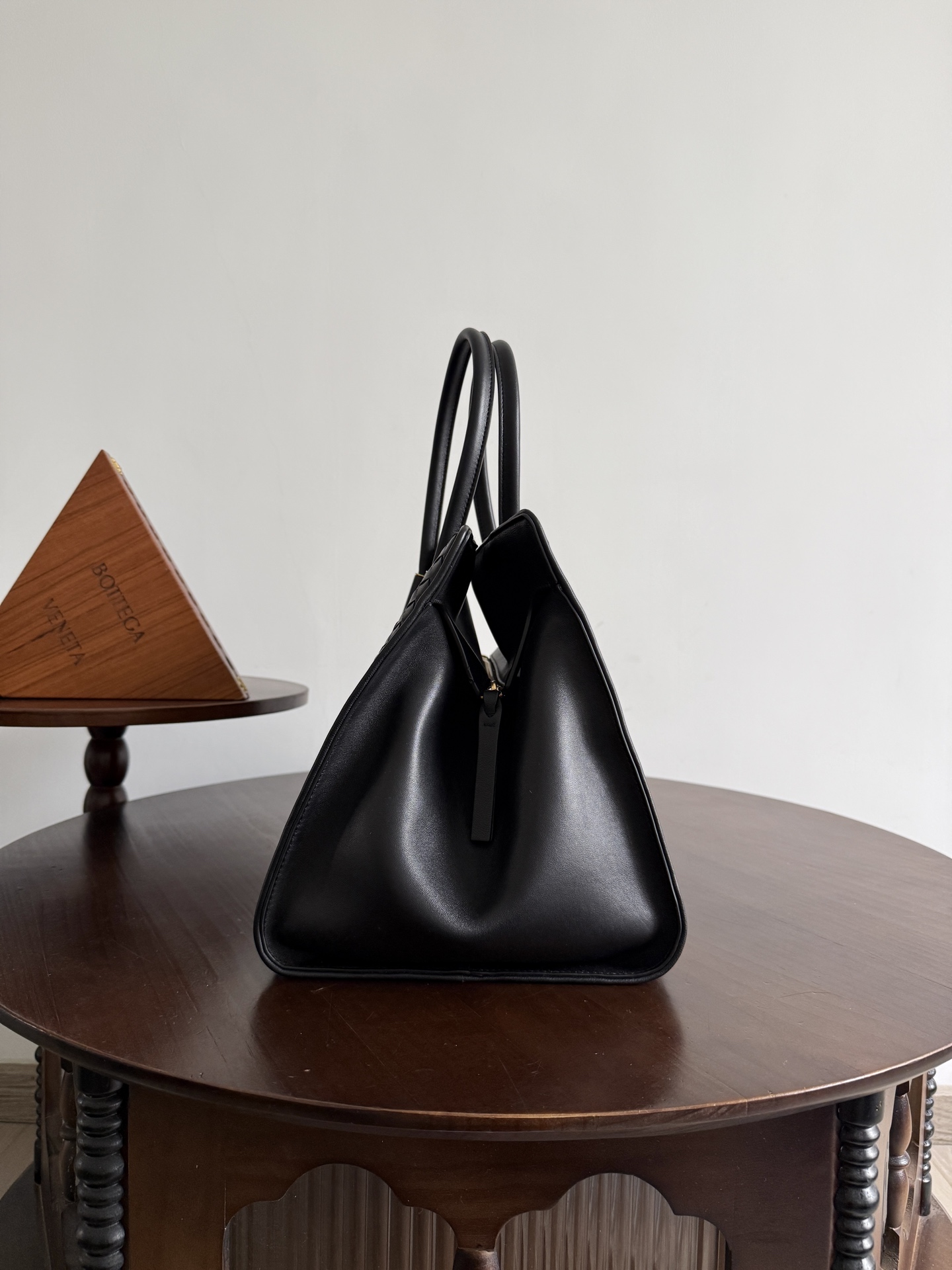 bottega-veneta-barbara-tote-black-7 Bottega Veneta Barbara Tote Replica Black - View 8 | Intrecciato Detail