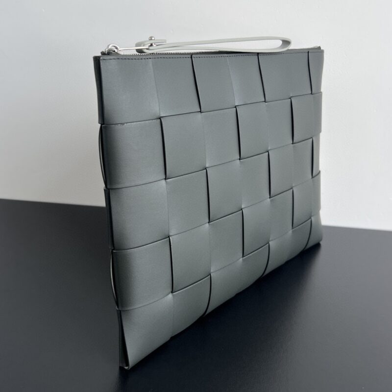 bottega veneta clutch 2 0 10 Bottega Veneta Clutch 2.0 - side angle