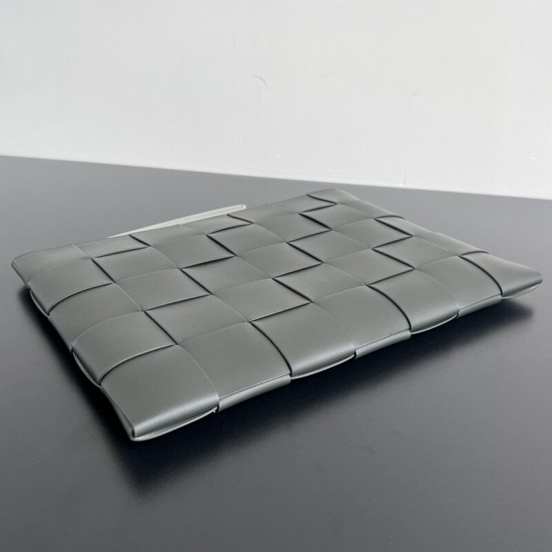 bottega veneta clutch 2 0 2 Bottega Veneta Clutch 2.0 - side angle